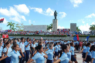 Estudiantes villaclare&ntilde;os culminan desfile por Primero de Mayo
