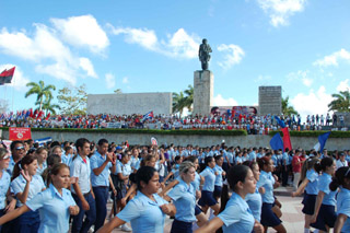 Estudiantes villaclareños culminan desfile por Primero de Mayo