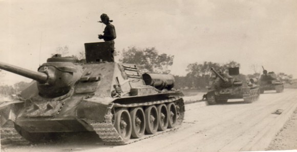 Tanques avanzan hacia el escenario de los combates
