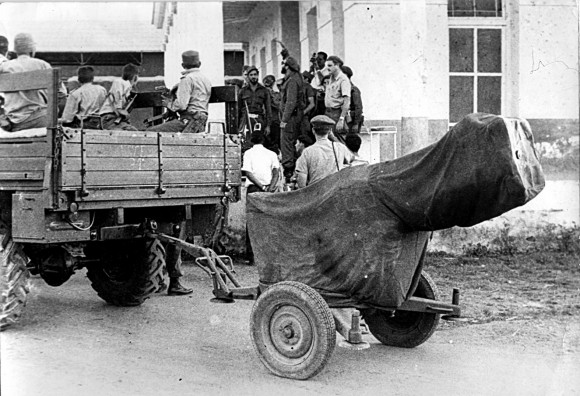 Fidel imparte instrucciones a los combatientes en la Comandancia instalada en el Central Australia