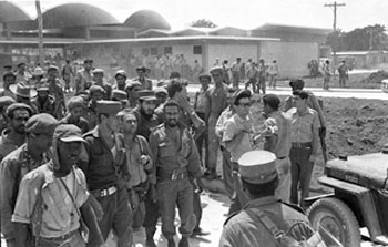 El comandante Juan Almeida en los d&iacute;as de Playa Gir&oacute;n